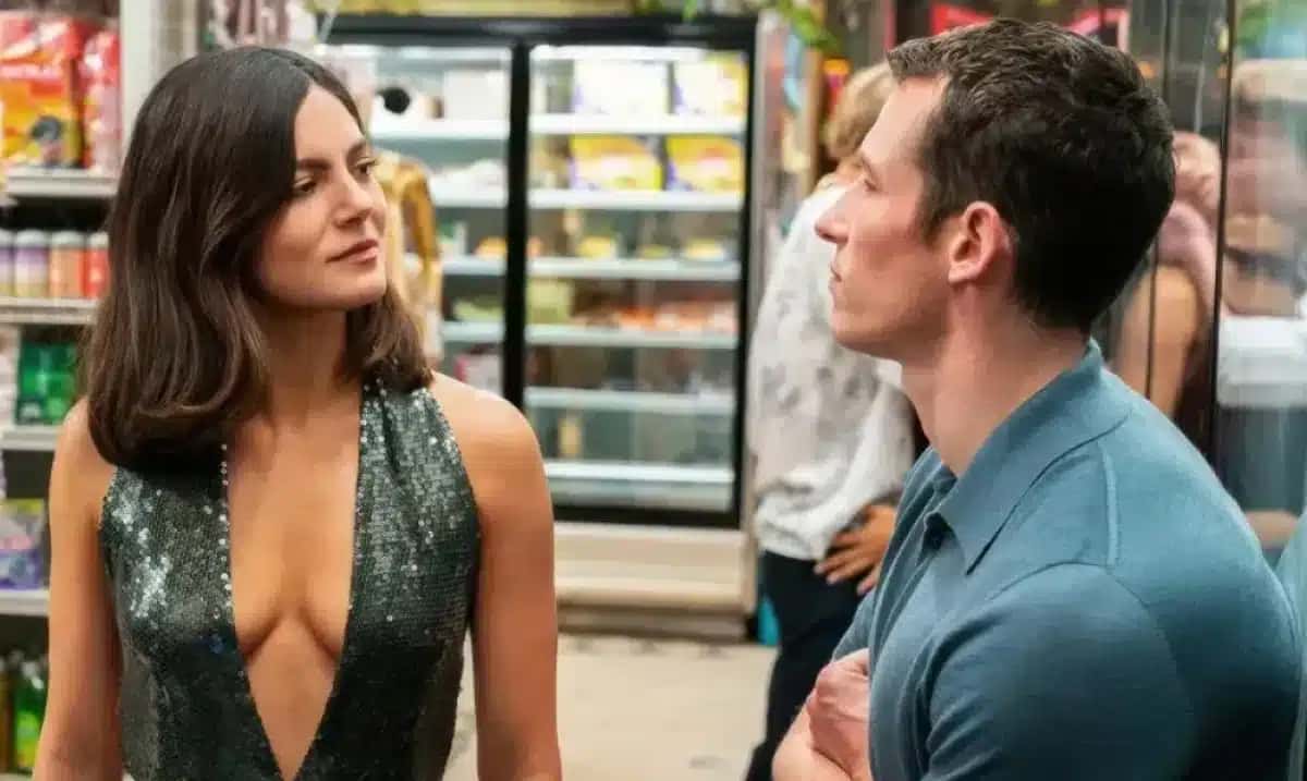 Monica Barbaro e Callum Turner em “Só Por Uma Noite”