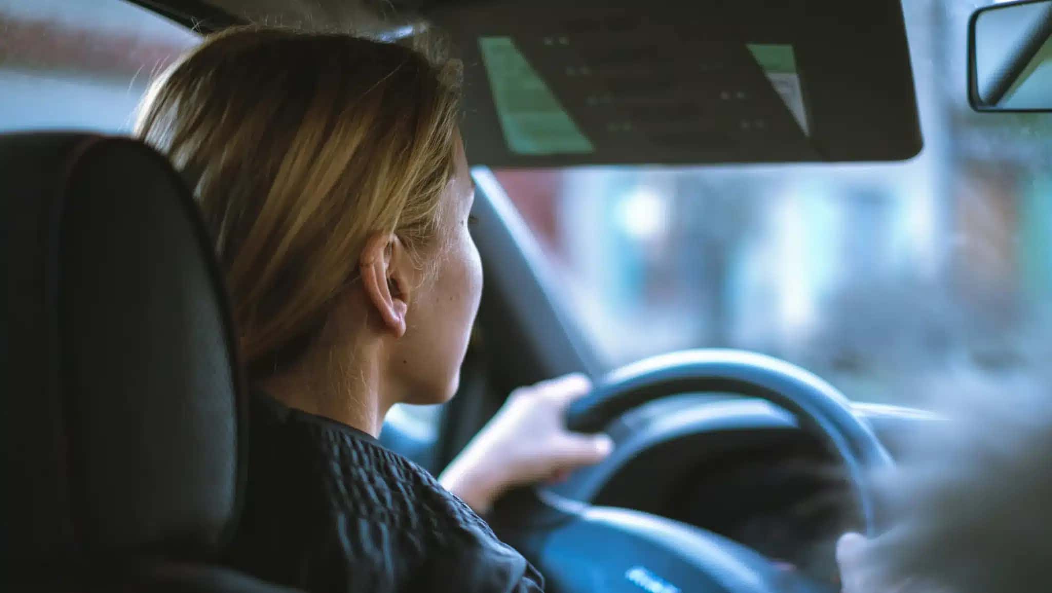 Cresce o número de mulheres responsáveis pela autonomia dos próprios carros