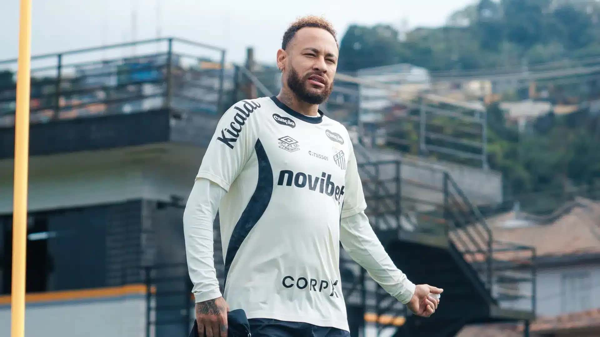 Neymar em treino do Santos antes de jogo contra o Remo