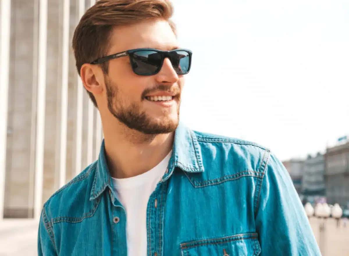 Homem usando um óculos de sol ao ar livre