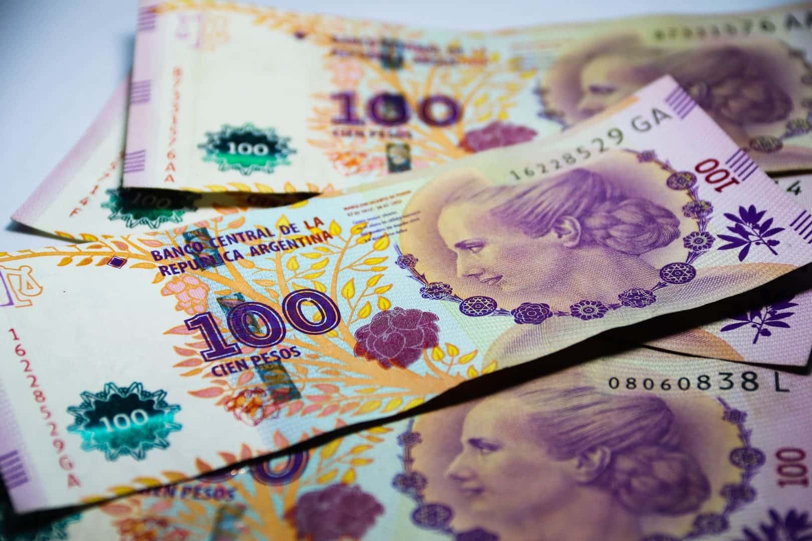 Entre as principais economias da América Latina, a FGV destacou o crescimento do Indicador de Clima Econômico na Argentina; na imagem, pesos argentinos | elluisx (via Pixabay)