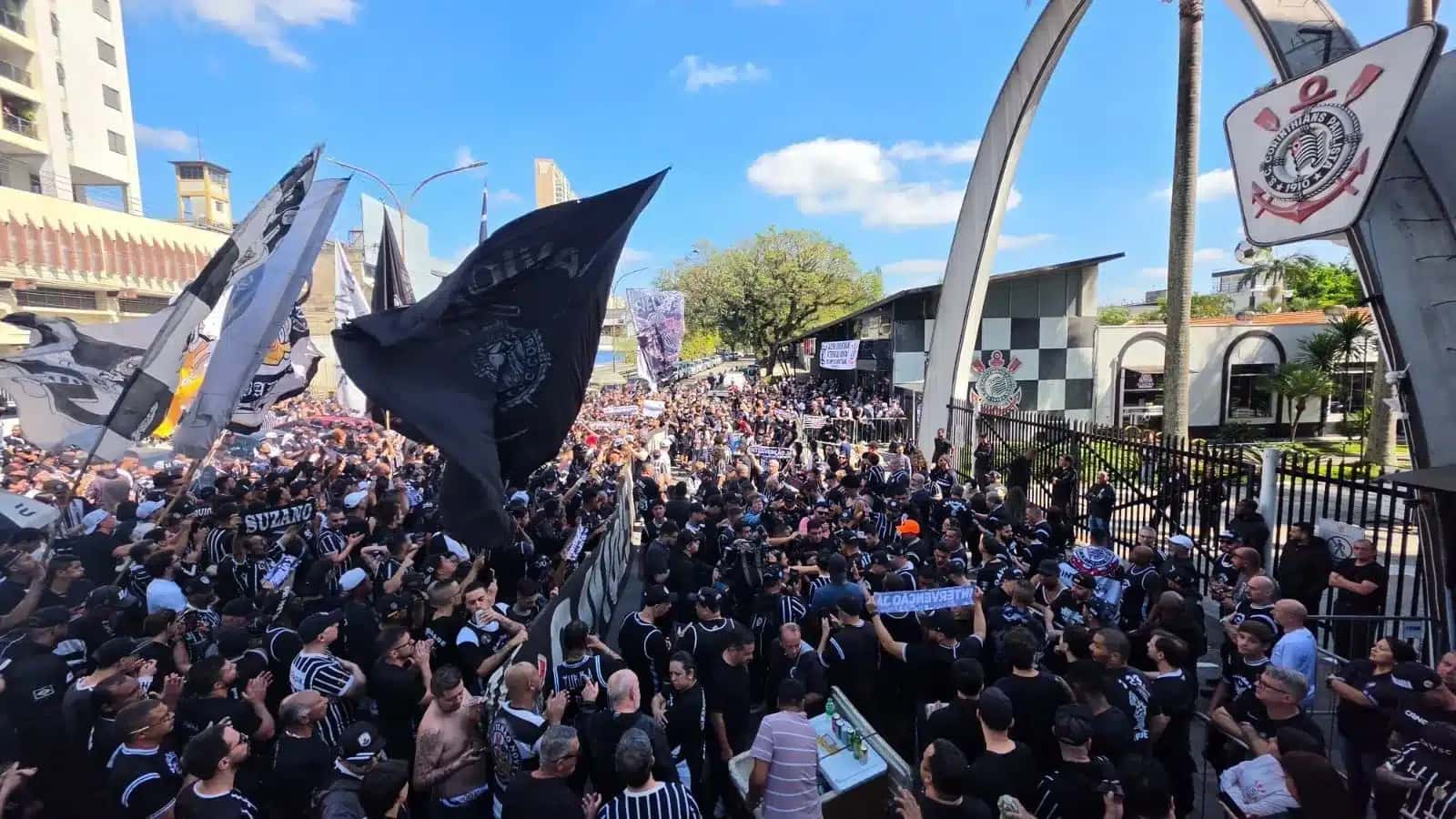 Torcida do Corinthians faz protesto na porta do Parque São Jorge