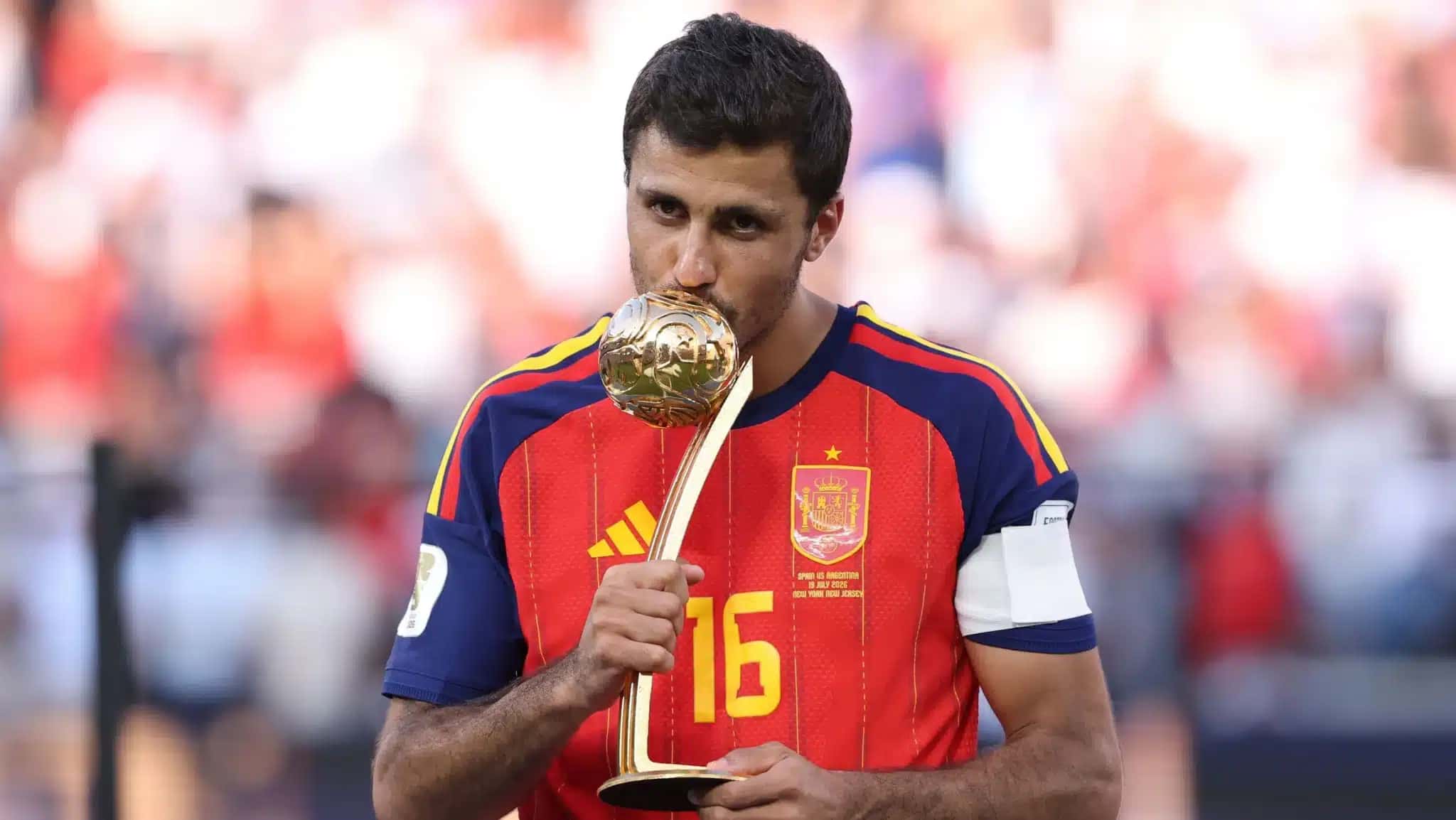 Rodri, volante da Espanha, com o prêmio de melhor jogador da Copa do Mundo de 2026