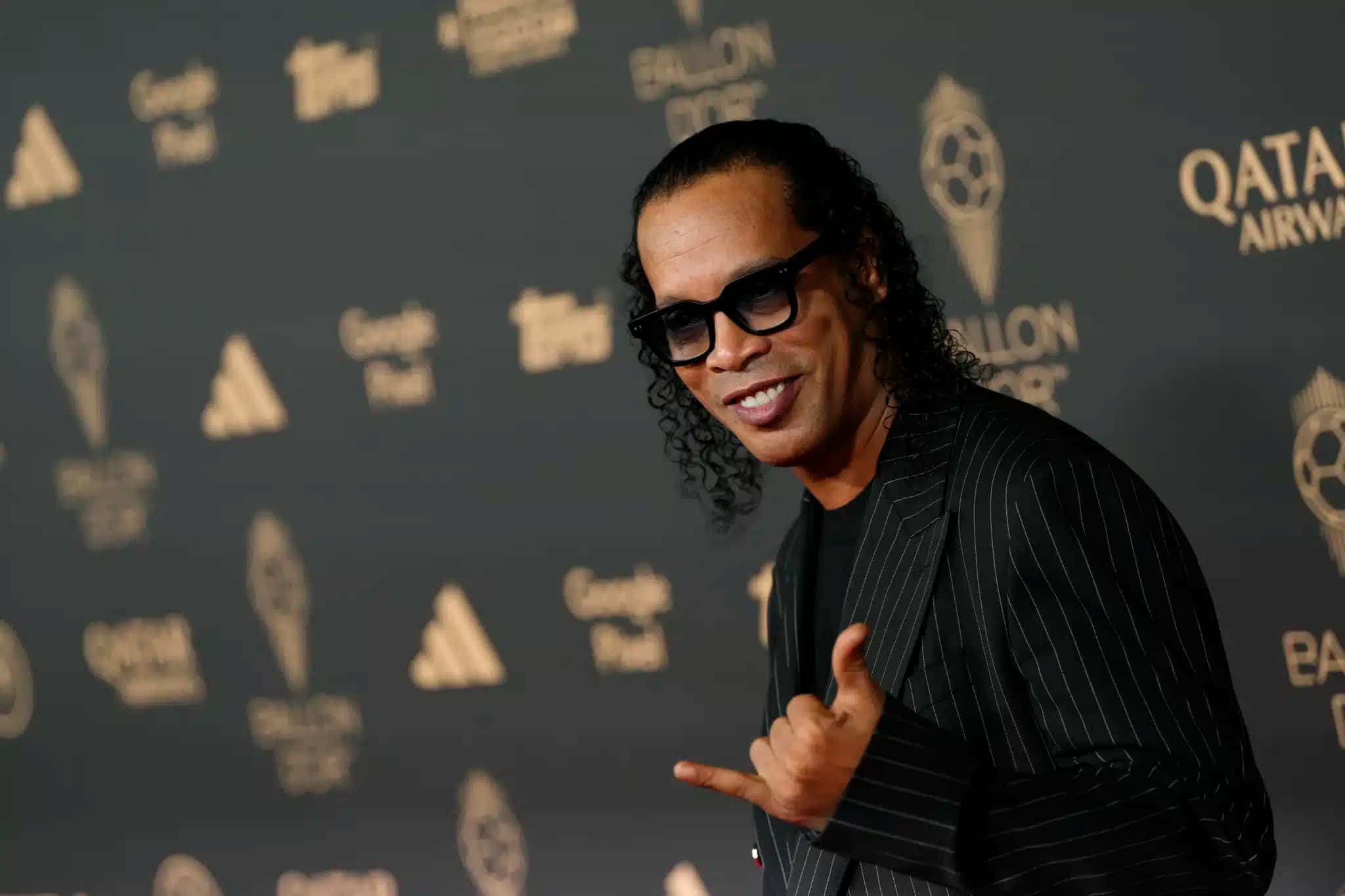 Ronaldinho comparece à sessão de fotos da 69ª Bola de Ouro no Théâtre du Châtelet em 22 de setembro de 2025 em Paris, França.