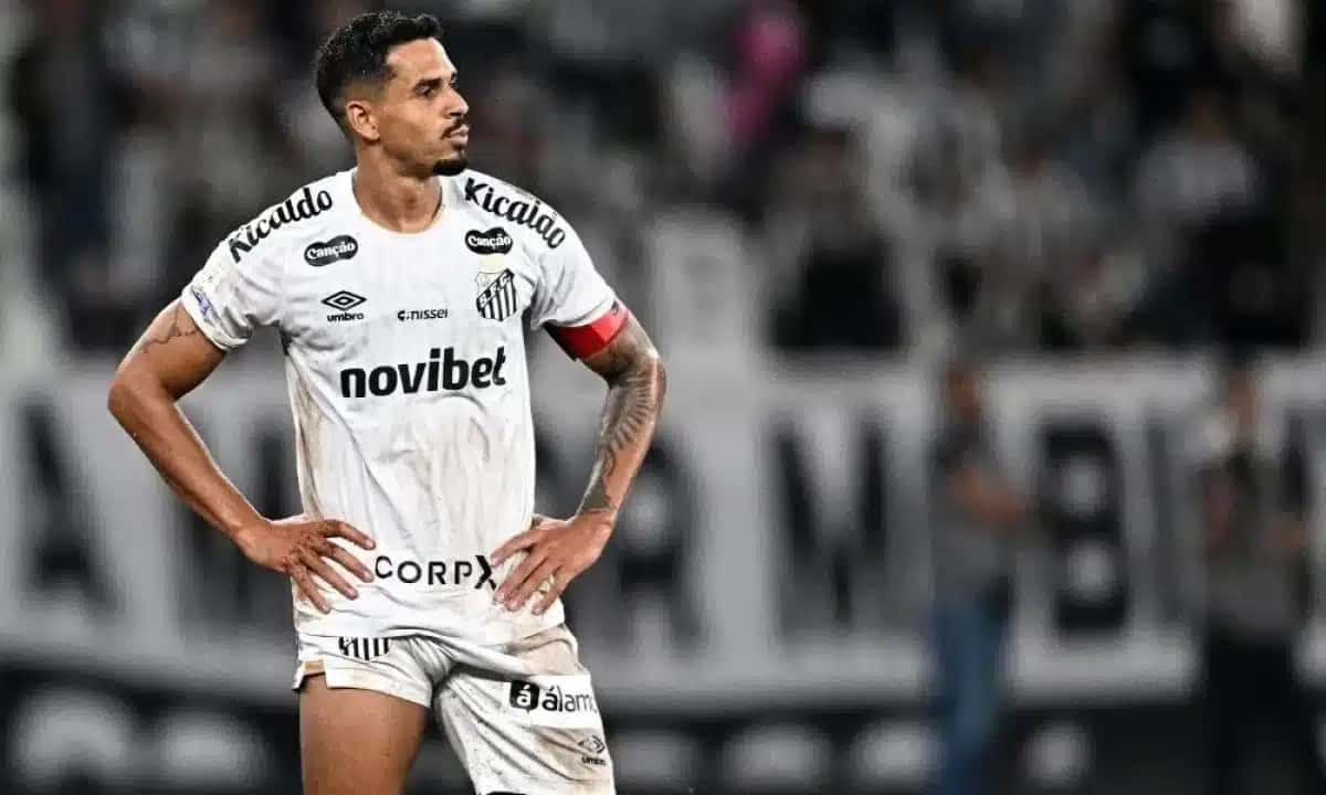 Lucas Veríssimo, do Santos, se lamenta na partida entre o Botafogo e Santos válida pela 19ª rodada do Campeonato Brasileiro 2026