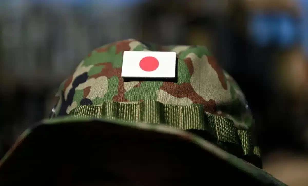 Insígnia de um uniforme do Exército do Japão é vista durante exercício de assalto urbano em 30 de junho de 2023, em Townsville, na Austrália