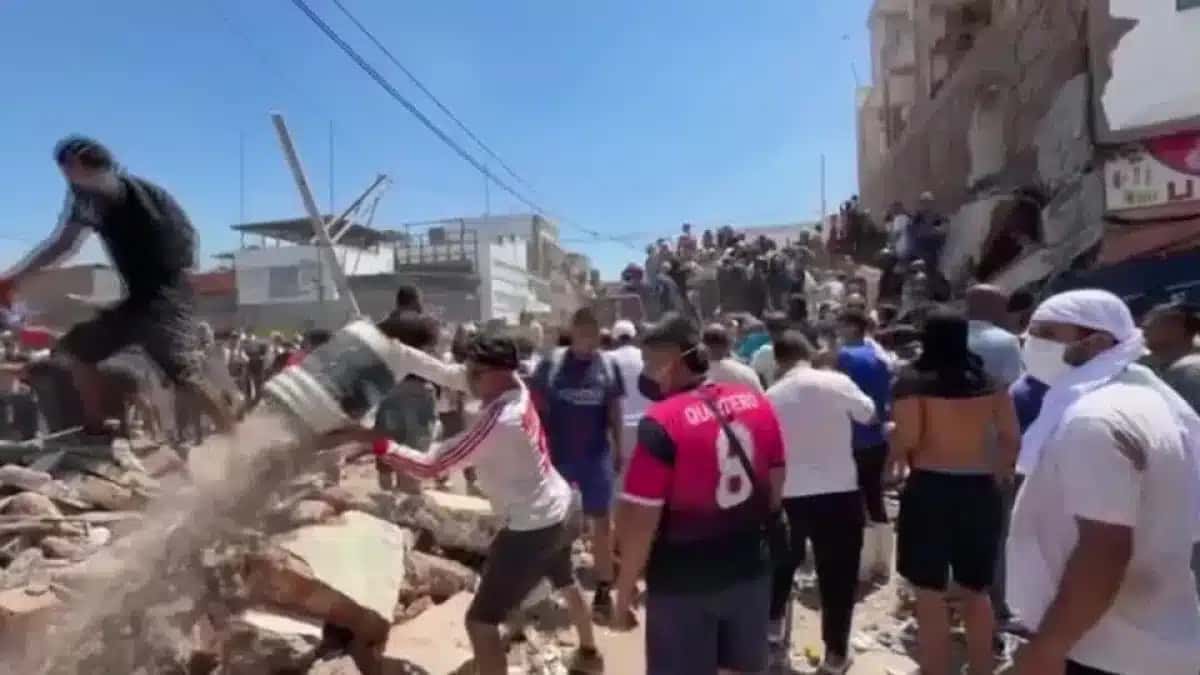 Equipes de resgate e voluntários removem escombros em Cali, em busca de sobreviventes do terremoto na Colômbia.