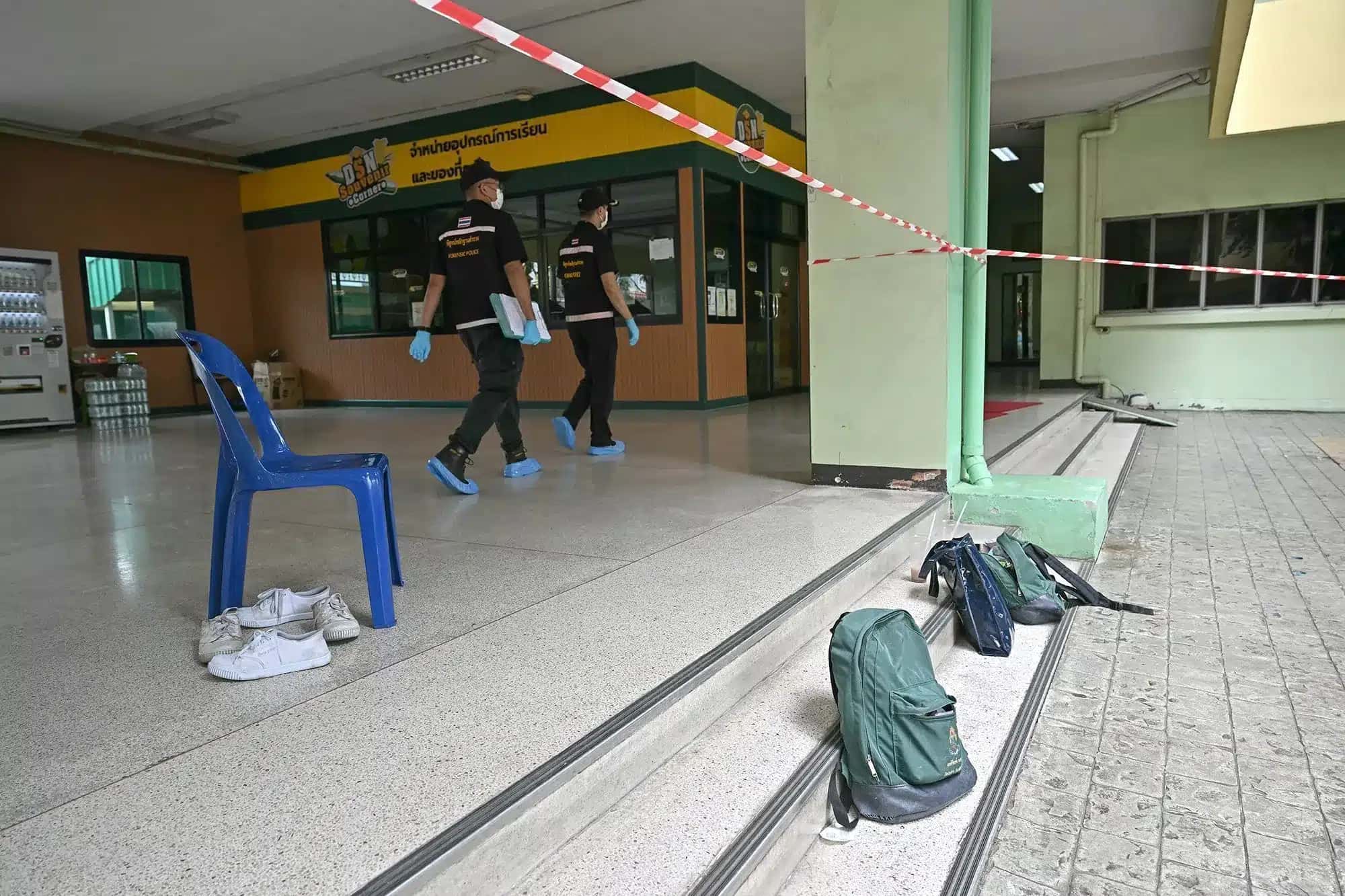 Pertences de alunos são vistos no local do tiroteio na escola enquanto policiais da perícia passam pelo local