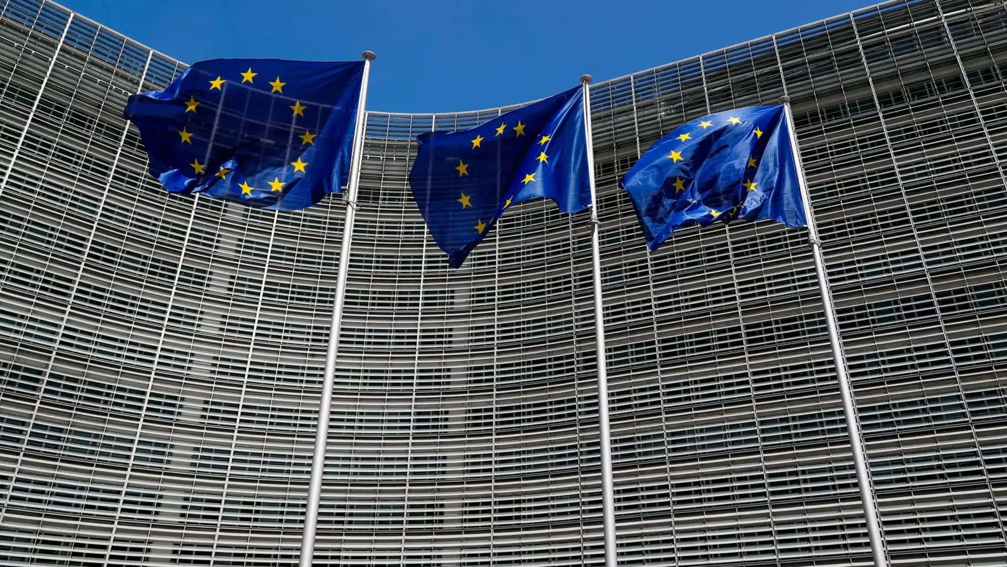 Bandeiras da União Europeia do lado de fora da Comissão Europeia em Bruxelas
