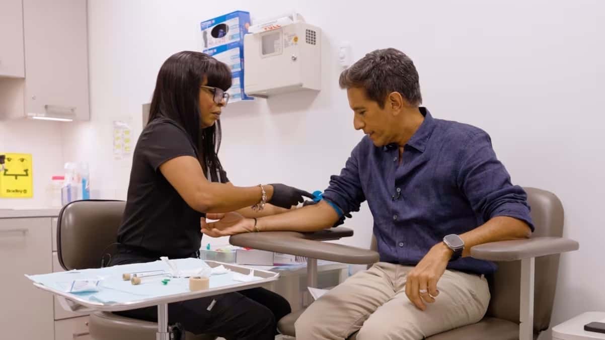 O Dr. Sanjay Gupta coletou sangue para o exame Galleri, que pode detectar câncer.