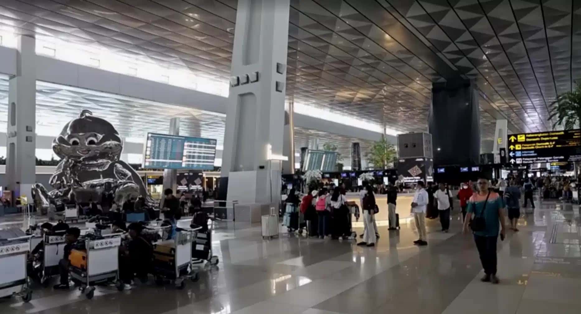 Passageirosno Aeroporto Internacional Soekarno-Hatta, em Jacarta, Indonésia