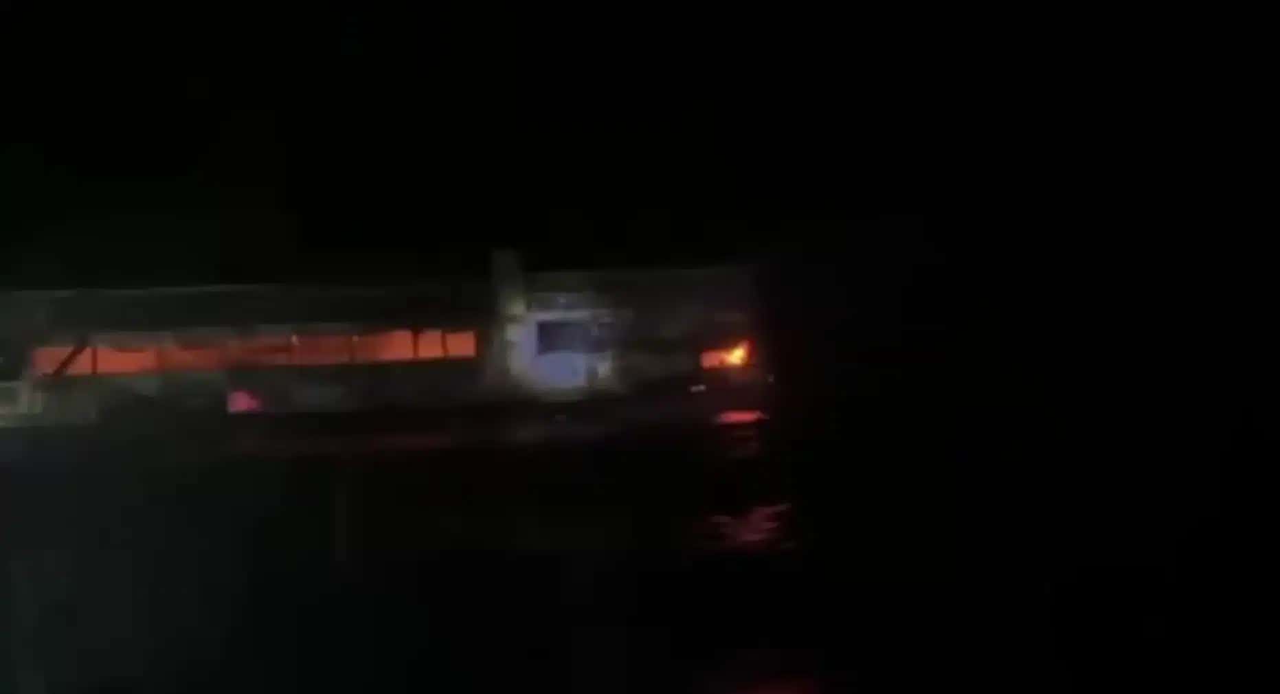 Balsa em chamas no mar nas Filipinas