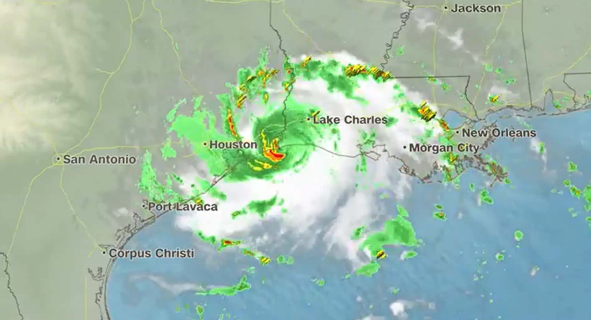 Tempestade tropical Edouard atinge a costa do Texas