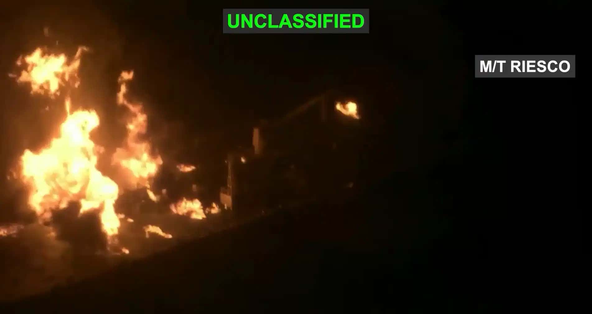 Imagem divulgada pelo Comando Central dos EUA mostra ataque a petroleiro do Irã nesta terça-feira (8)