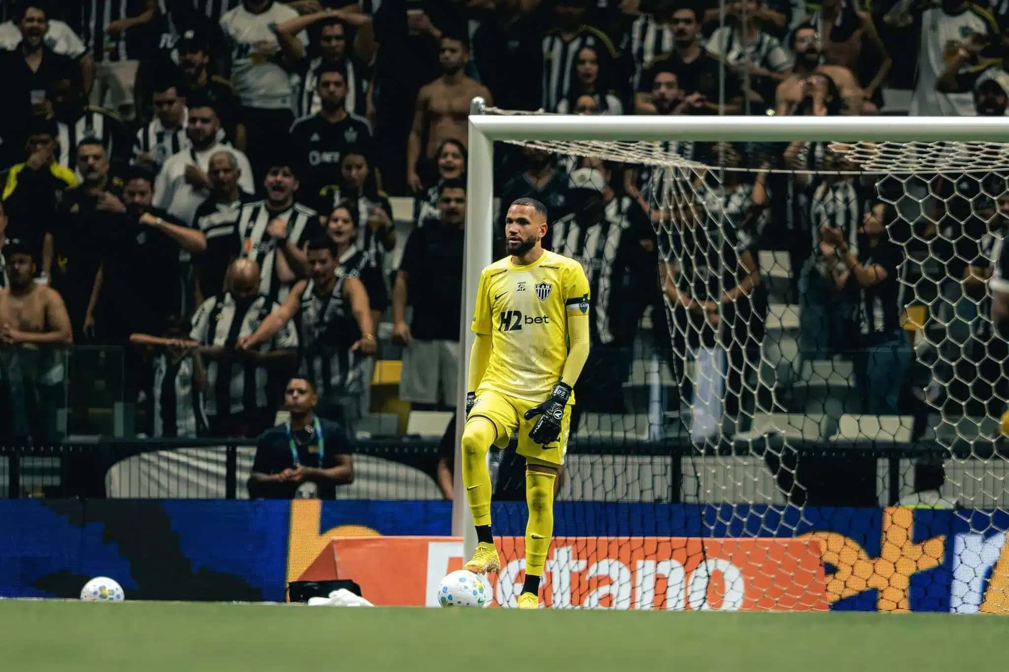 Everson durante partida na Arena MRV