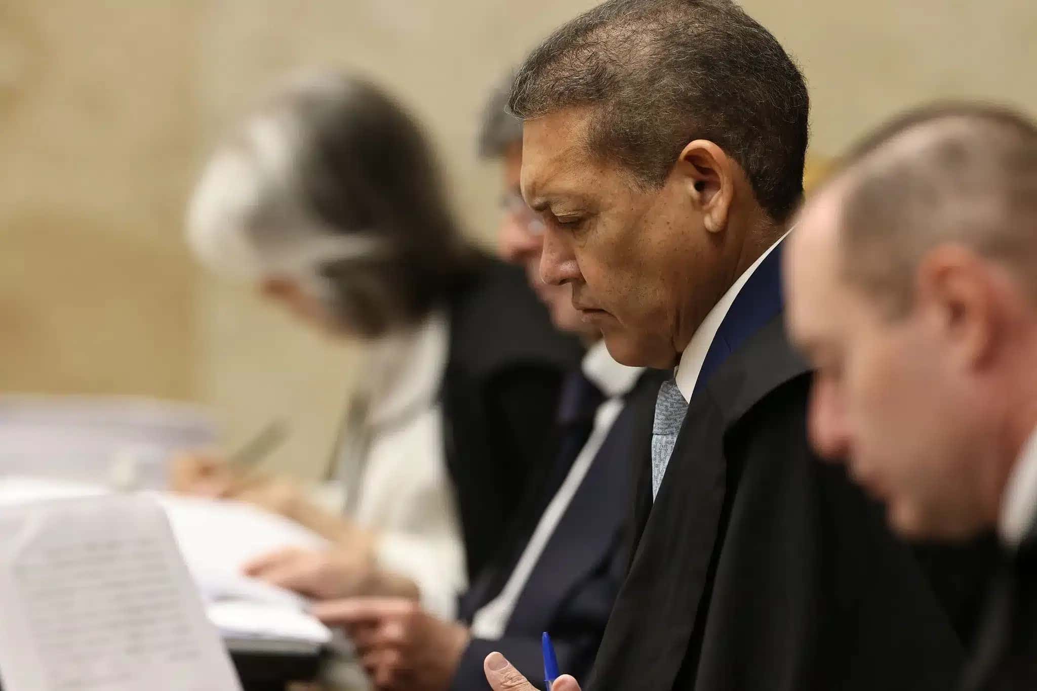 Ministro Nunes Marques em sessão do STF que analisa relatório da PF sobre mensagens entre Moraes e Vorcaro