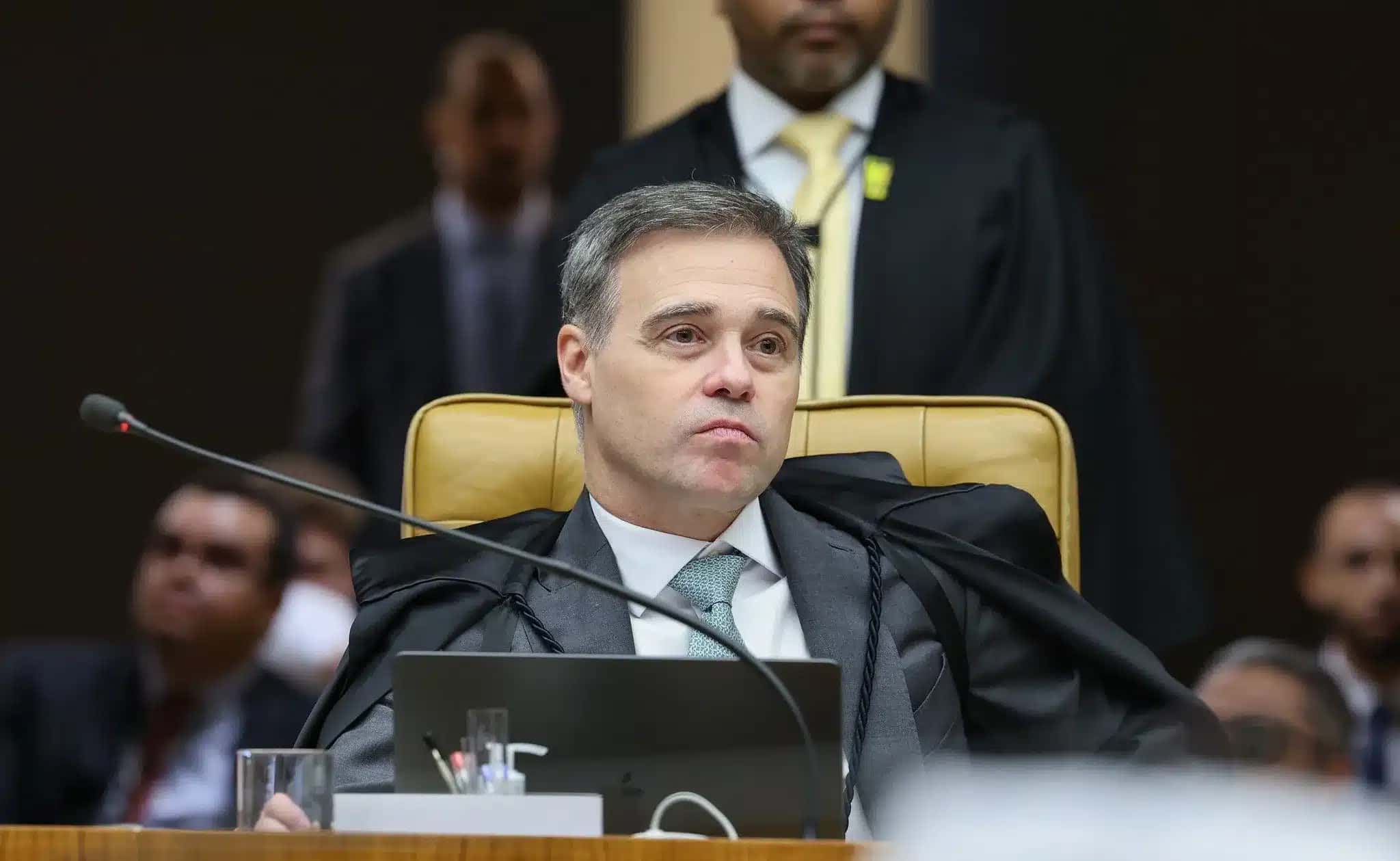 Ministro André Mendonça em sessão do STF que analisa relatório da PF sobre mensagens entre Moraes e Vorcaro