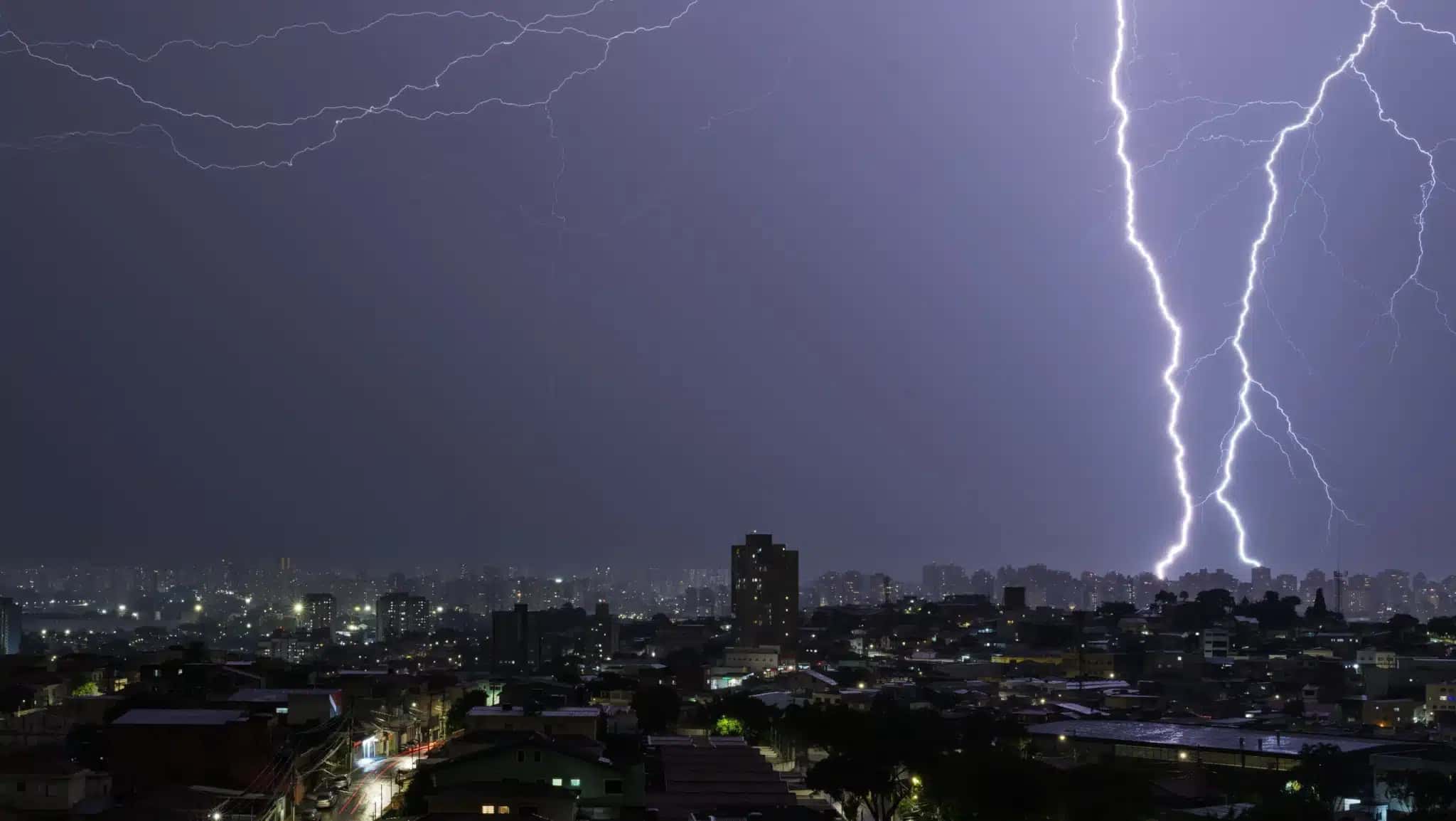 Raios durante forte chuva na Zona Sul da cidade de São Paulo. Imagem de arquivo