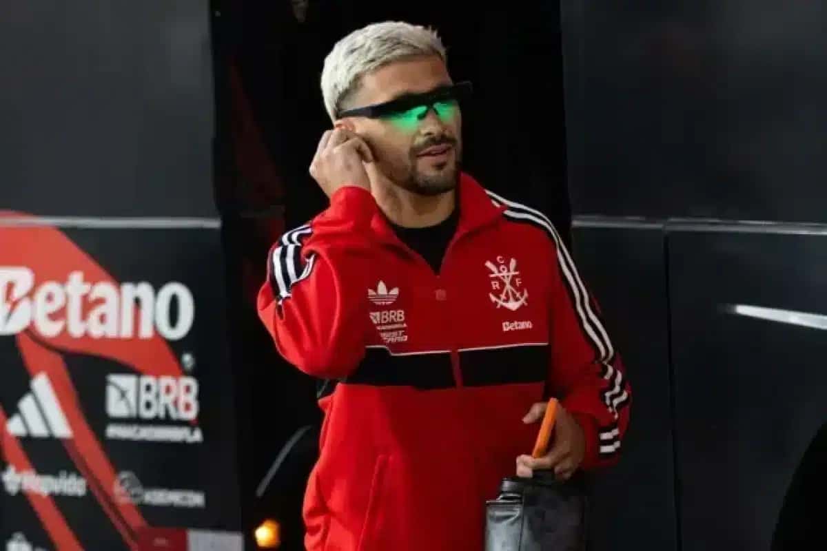 Arrascaeta durante chegada do Flamengo ao Maracanã