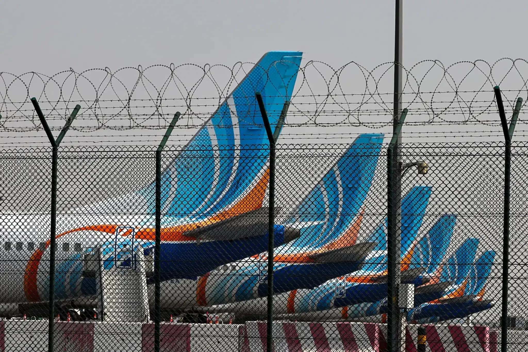 Avisões da Flydubai em aeroporto
