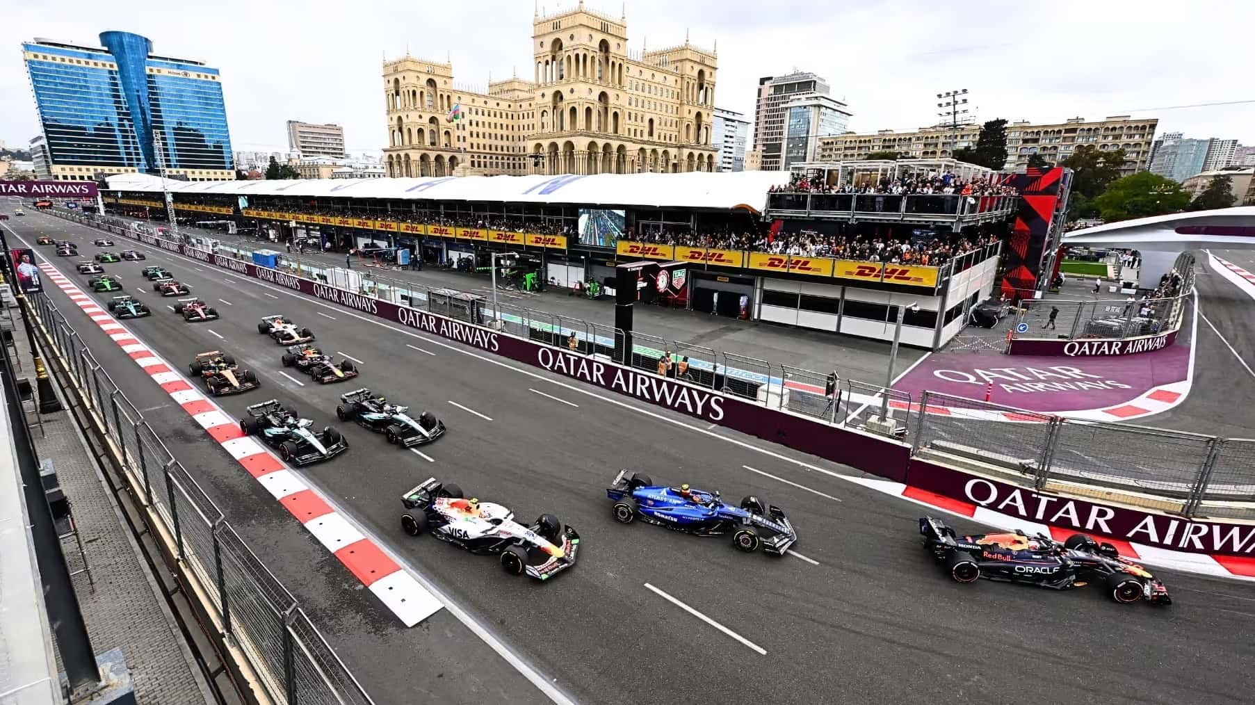 Baku tem circuito único e histórico de corridas imprevisíveis; corrida principal acontece neste sábado (26)