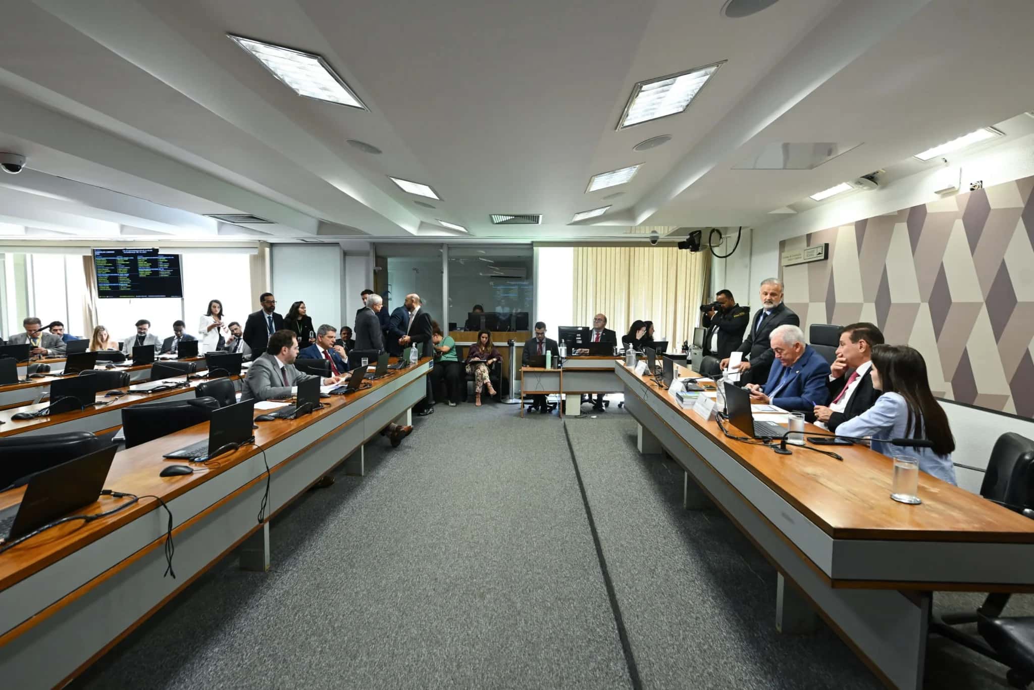 Senadores durante reunião da Comissão de Constituição e Justiça