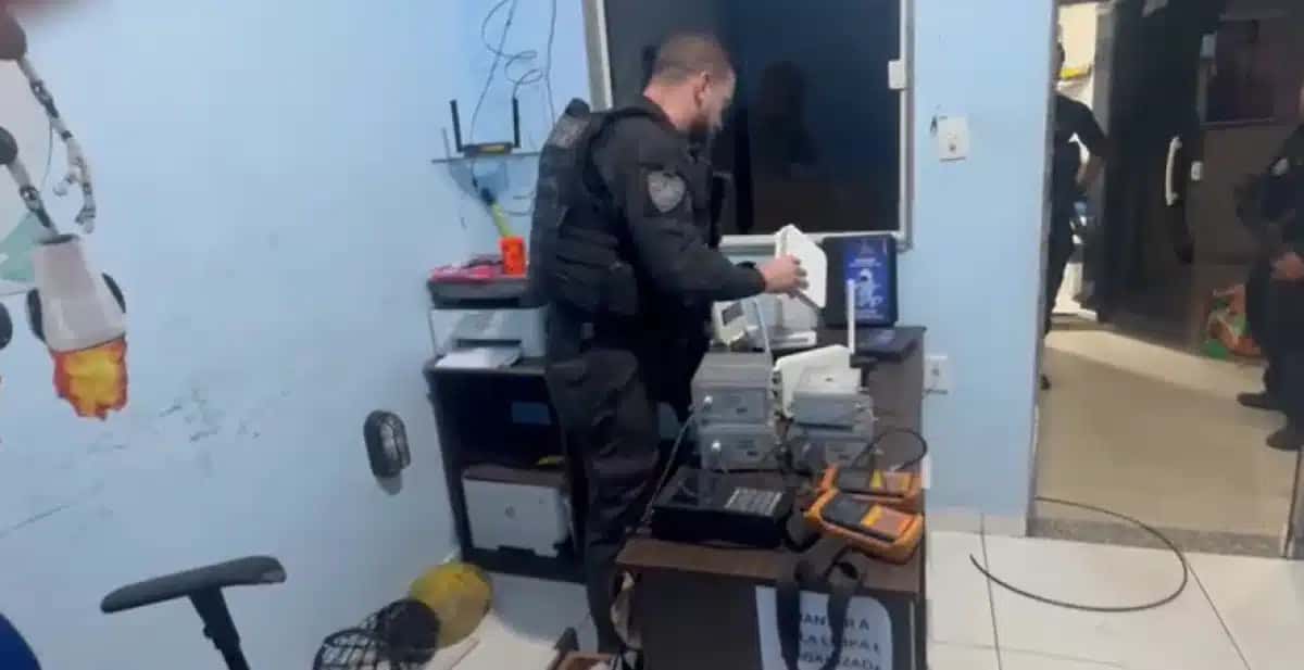 Policiais civis realizam a Operação Sinal Livre na comunidade Boogie Woogie, na Ilha do Governador, nesta terça-feira (1º). Investigação apura esquema de exploração clandestina de internet com participação de integrantes do TCP.