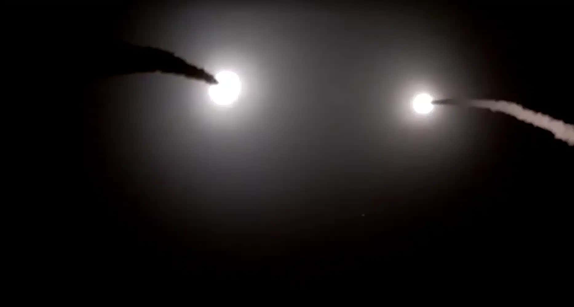 Irã divulga imagens que supostamente mostram mísseis disparados em direção à Jordânia
