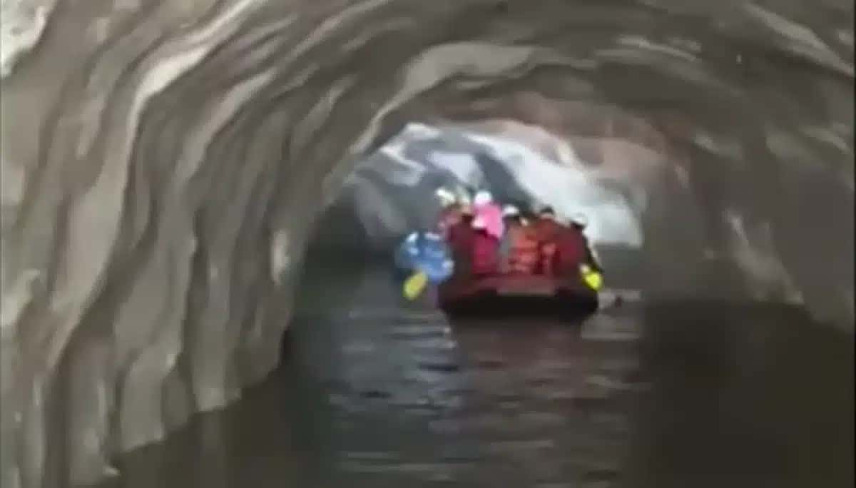 Socorristas navegando túnel inundado no Nepal