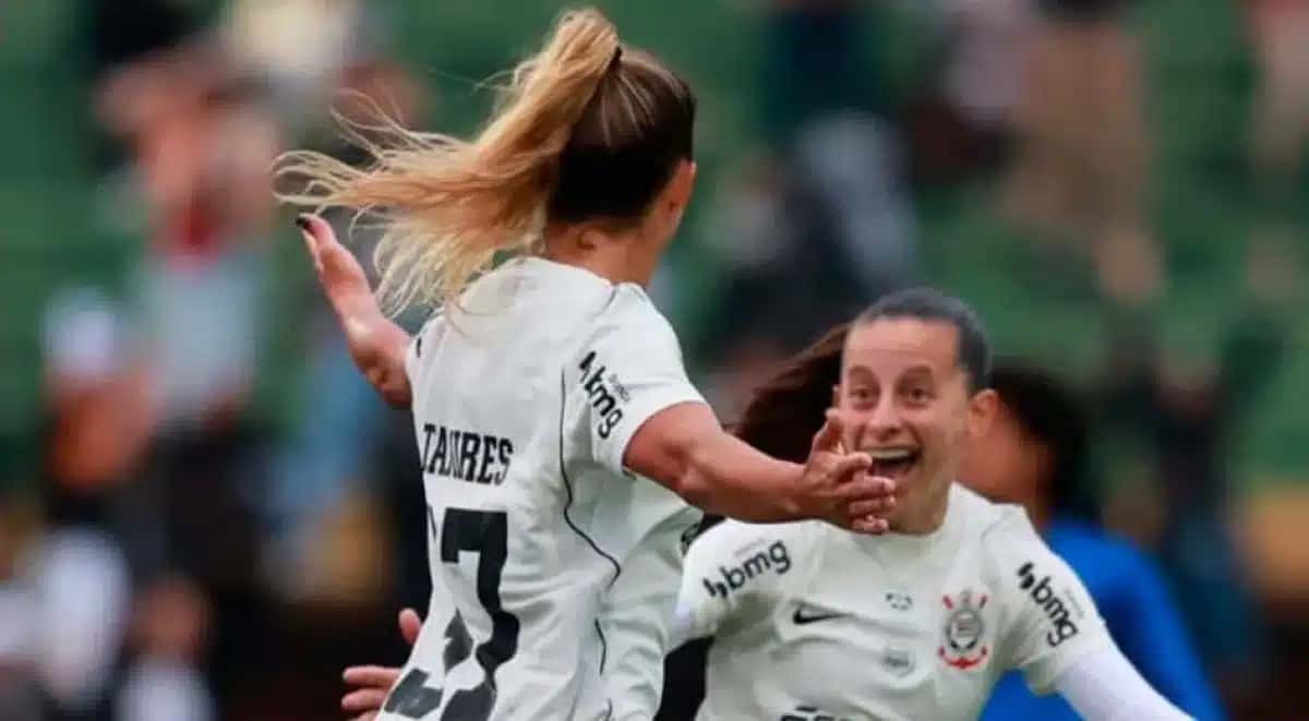 Tamires comemora vitória do Corinthians ao lado de companheira de equipe