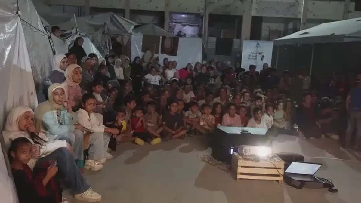 Crianças na Faixa de Gaza assistem a desenhos animados em “sessão de cinema” organizada por grupo de cinema
