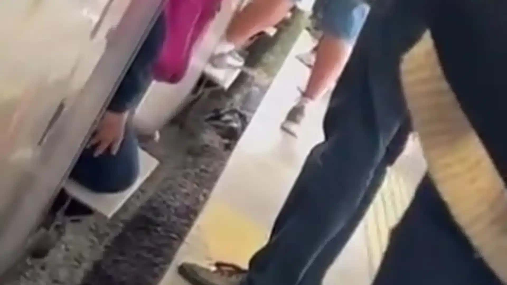 Um homem caiu nos trilhos do trem, logo após um vagão chegar na plataforma da estação Jardim Silveira, localizada no município de Barueri, que faz parte da Linha 8-Diamante, na manhã deste sábado (5)
