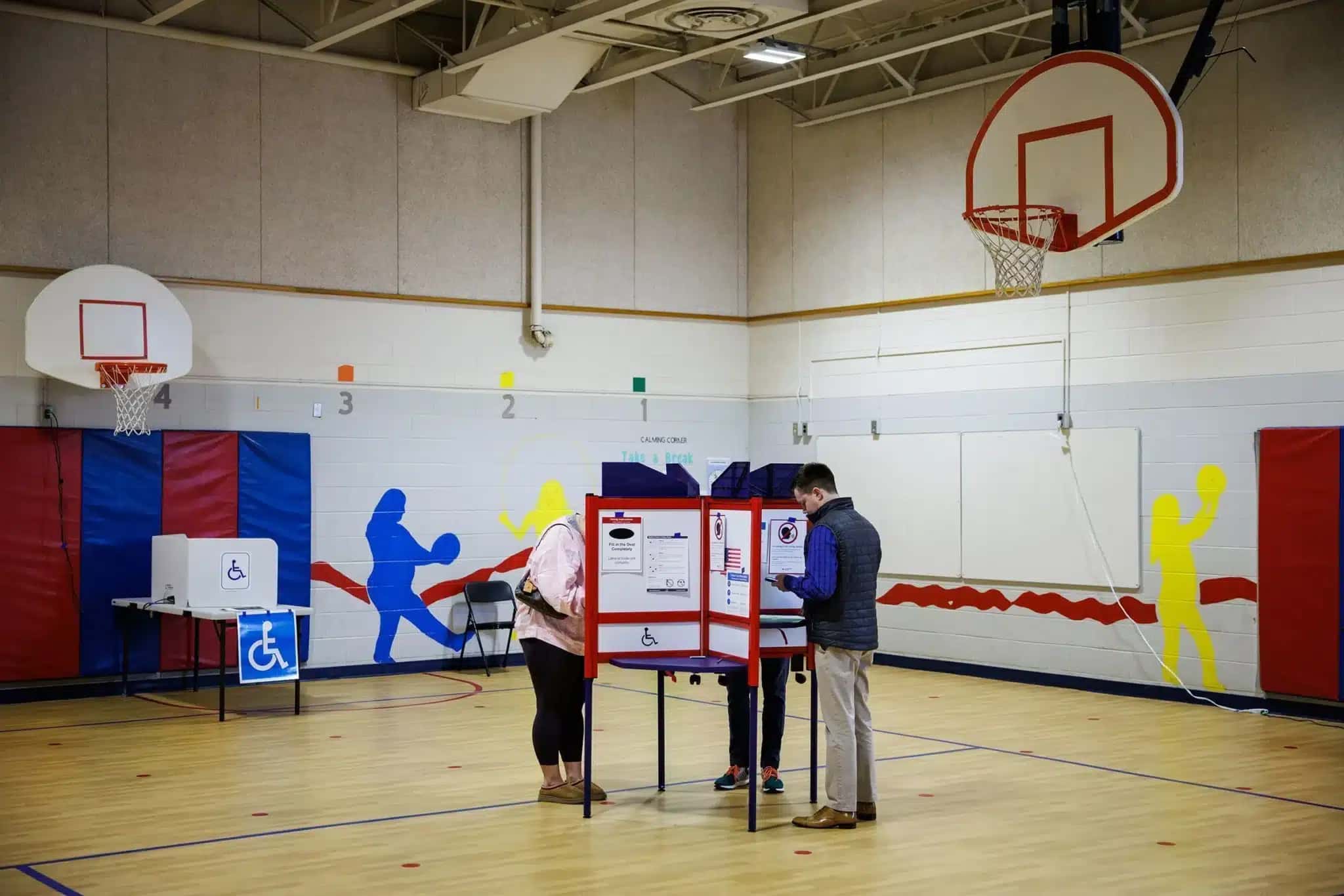 Eleitores depositaram seus votos no local de votação da Escola Primária Innovation em Arlington, Virgínia,
