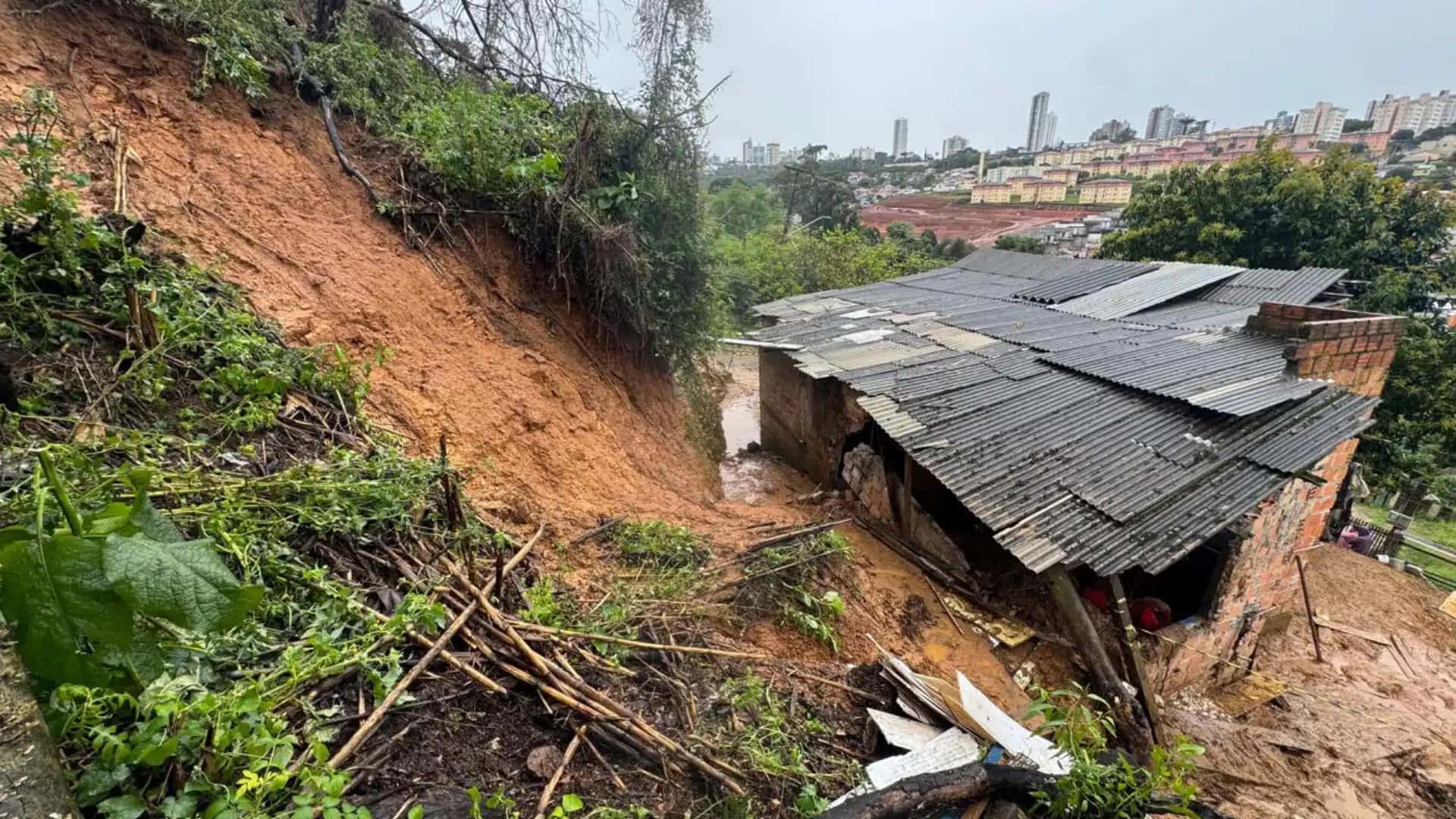 Três pessoas morreram soterradas em Ponte Grossa, no Paraná.