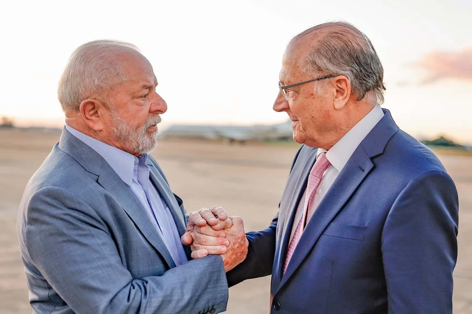 O vice-presidente, Geraldo Alckmin (PSB), cumprimenta Lula antes de embarque para o Reino Unido, em maio de 2023.