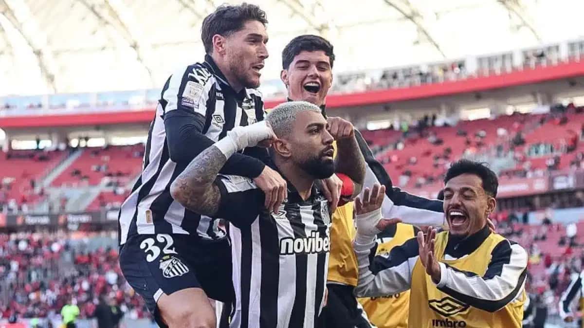 Gabigol comemora abertura do placar para o Santos diante do Internacional