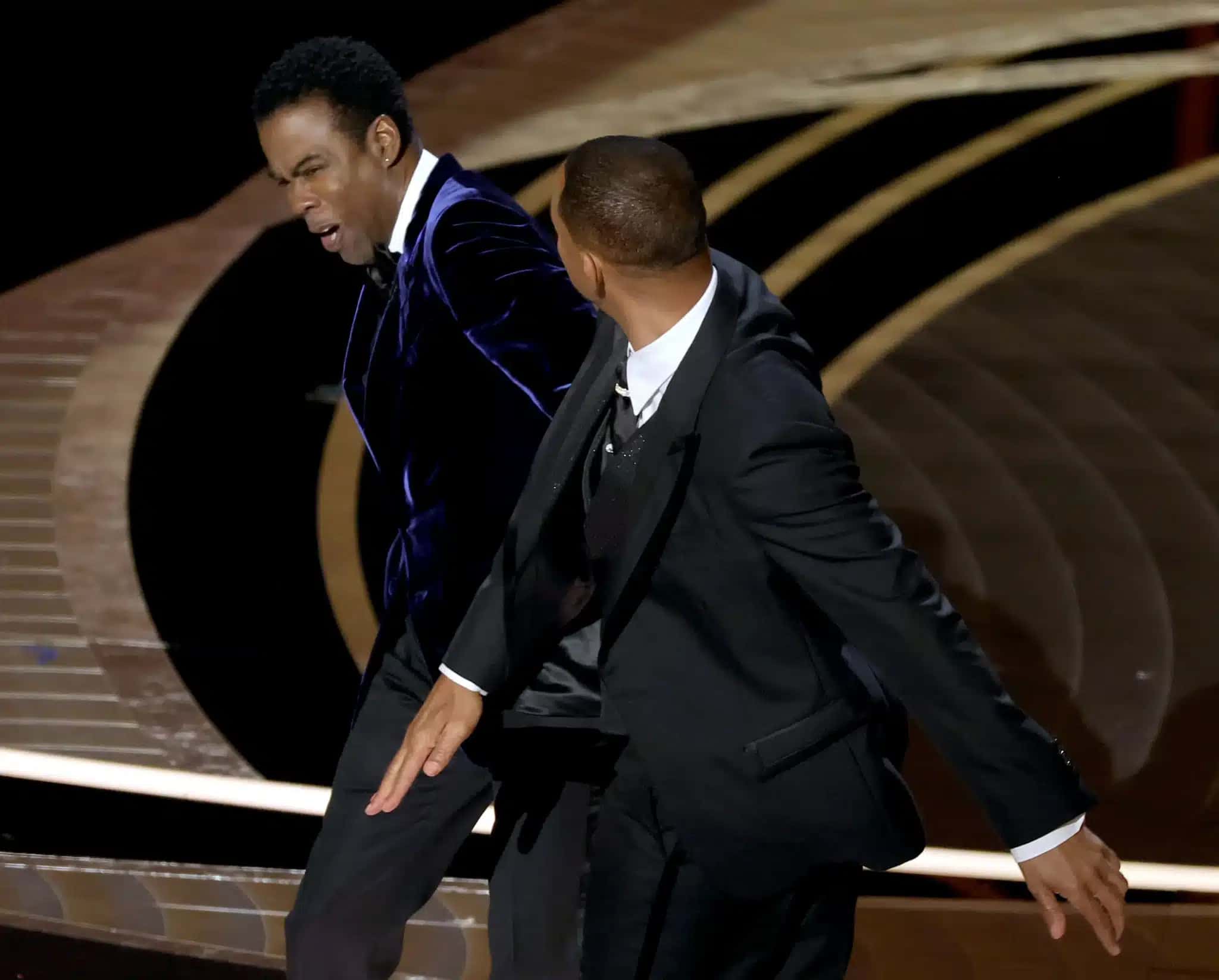 Ator Will Smith dá tapa no rosto de Chris Rock após piada durante a premiação do Oscar 2022