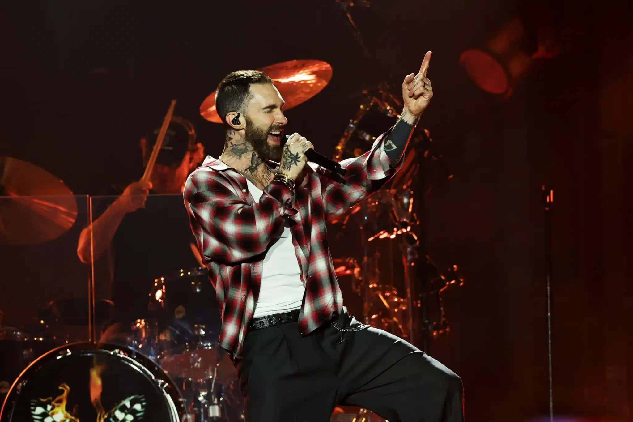 Adam Levine se apresenta em um show do Maroon 5