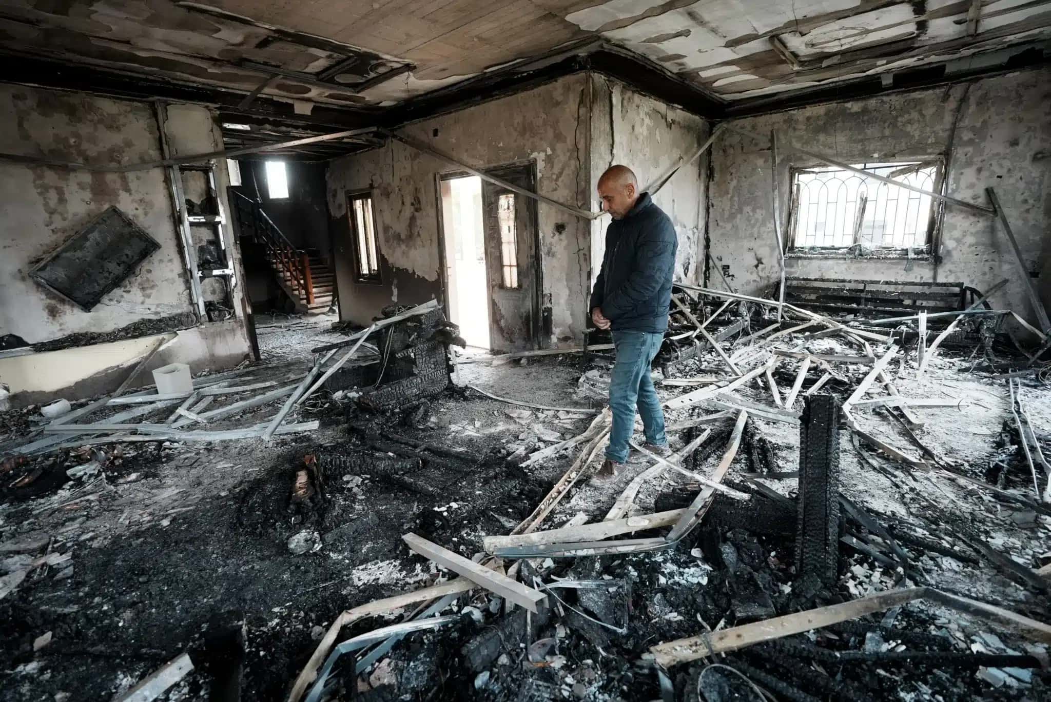 Colonos israelenses lançam ataque à cidade de Deir al-Hatab, incendiando casas e veículos palestinos em Nablus, Cisjordânia