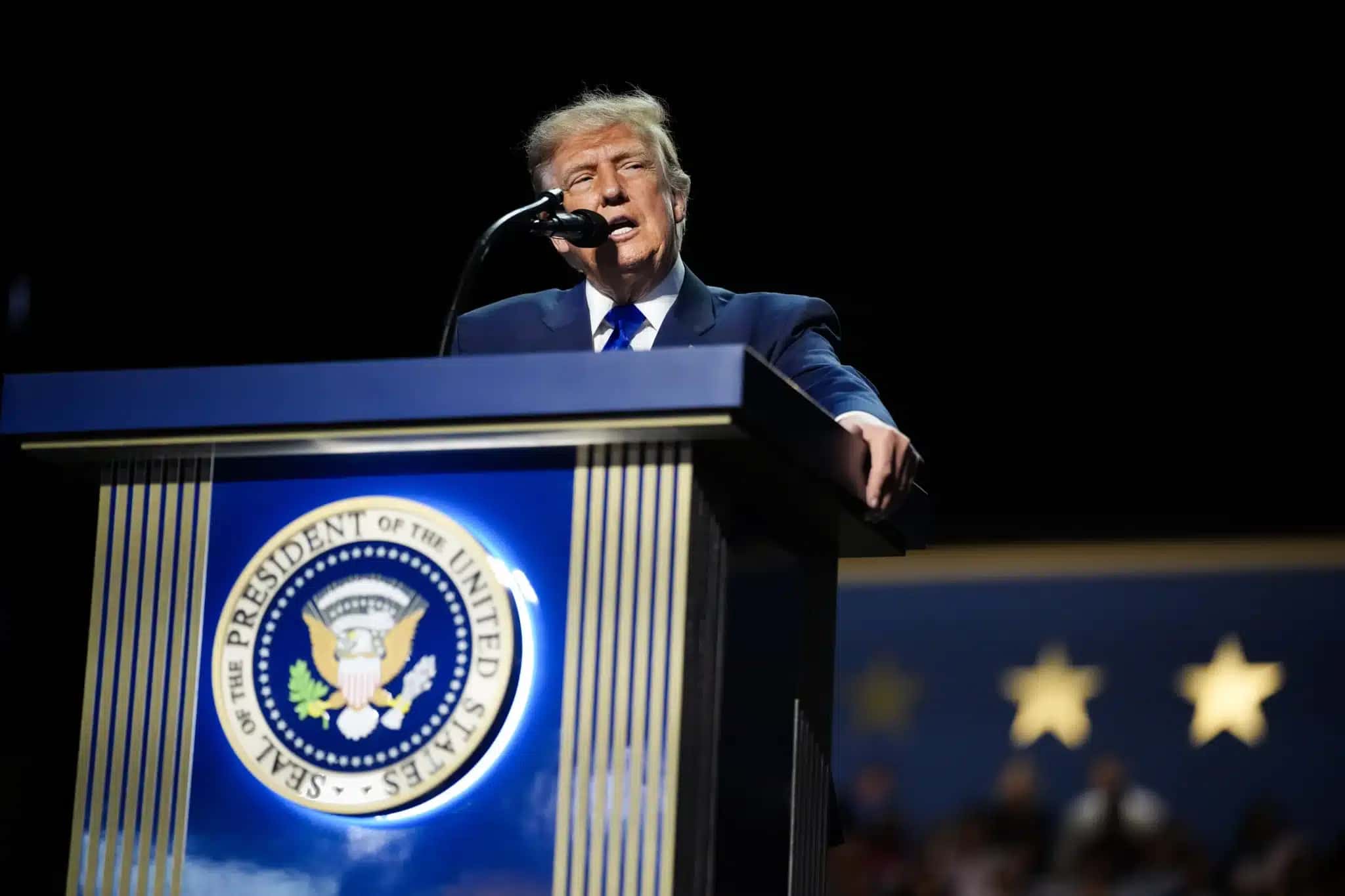 O presidente dos EUA, Donald Trump, discursa no palco durante o primeiro dia da Convenção Nacional Republicana de 2026