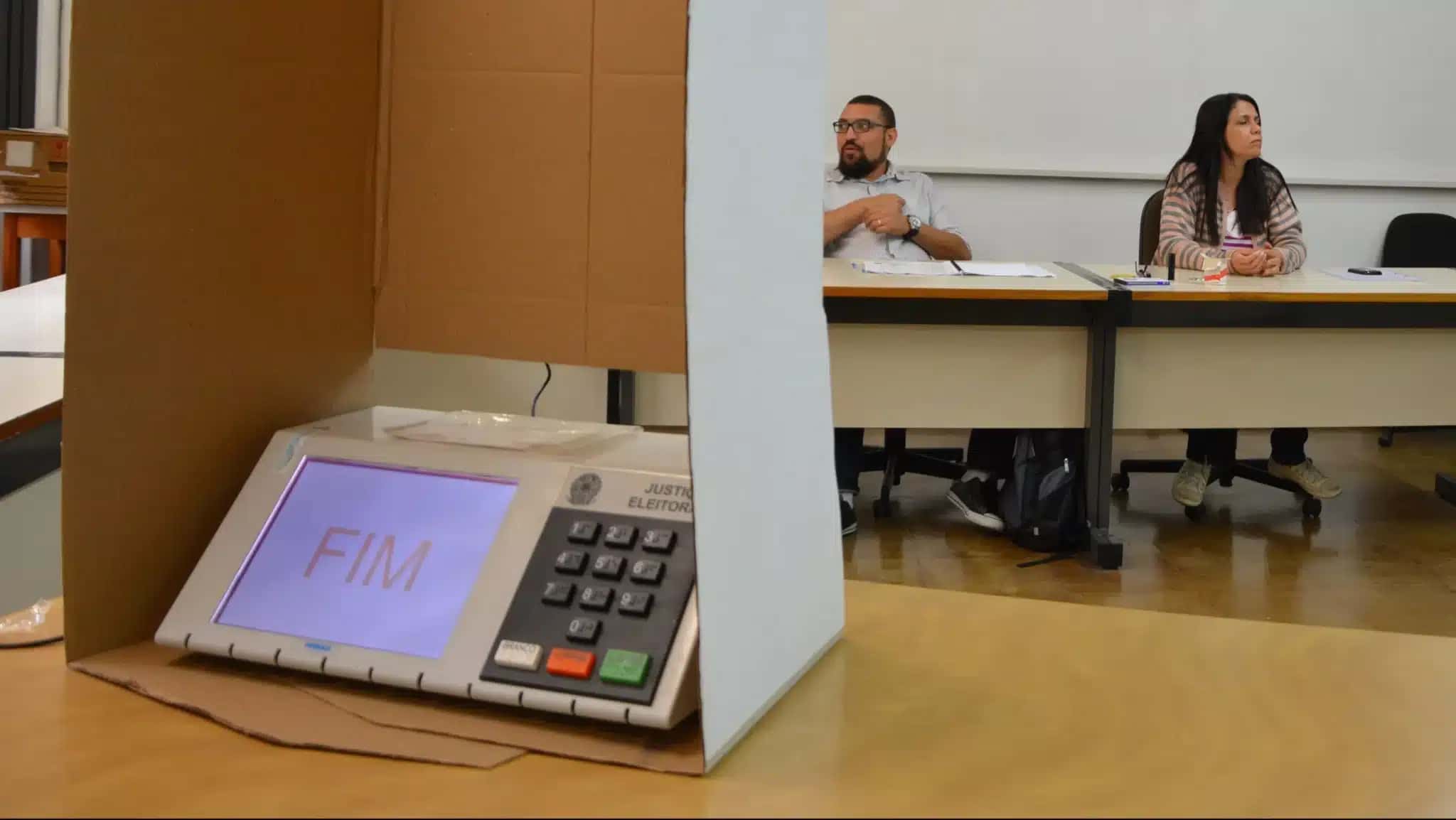 Seção eleitoral e urna eletrônica em São Paulo
