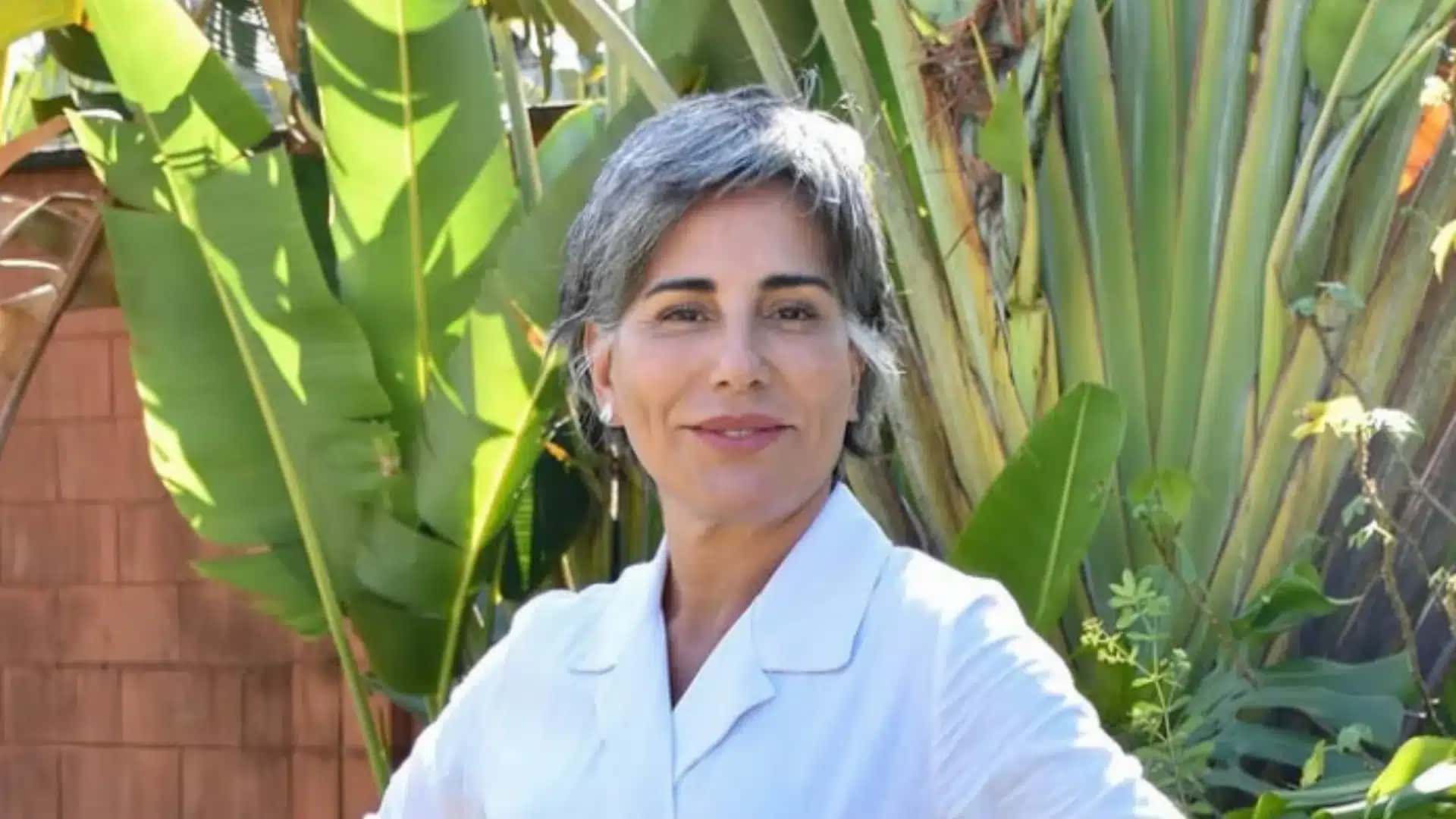 Glória Pires com cabelos brancos