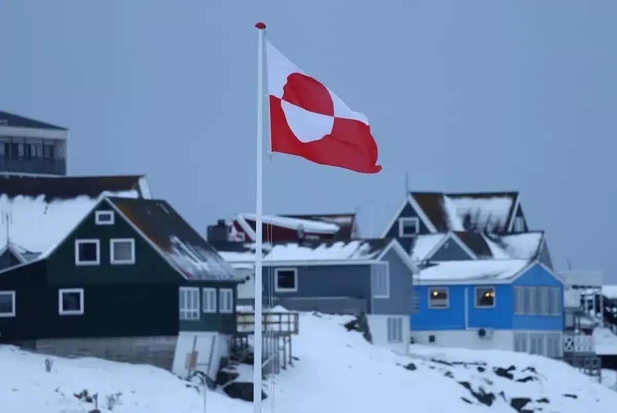 A bandeira da Groenlândia tremula sobre casas em 17 de janeiro de 2026 em Nuuk, Groenlândia. Líderes da Groenlândia