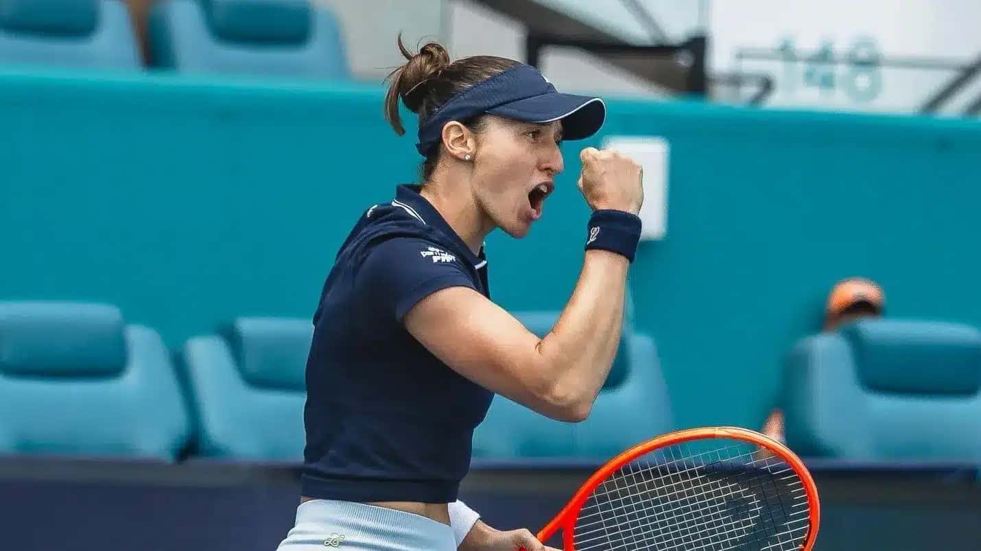 Luisa Stefani em ação no WTA Finals