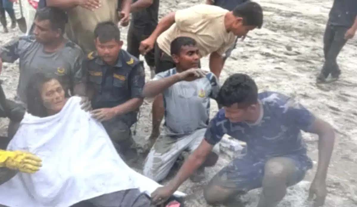 Mulher de 60 anos resgatada no Nepal
