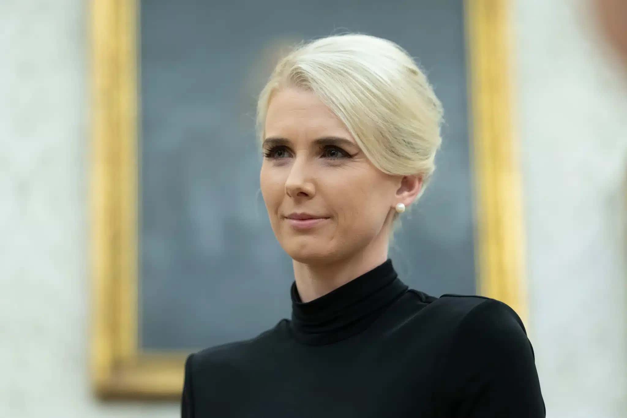 Natalie Harp, assistente executiva do presidente, durante uma cerimônia de assinatura de uma ordem executiva no Salão Oval da Casa Branca, em Washington, D.C., na terça-feira, 31 de março
