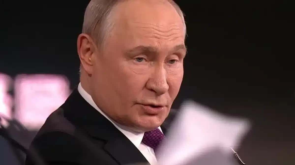Putin critica apreensão de embarcações e ameaças contra aeroportos, afirmando que o Ocidente se torna “cúmplice do terrorismo internacional”.