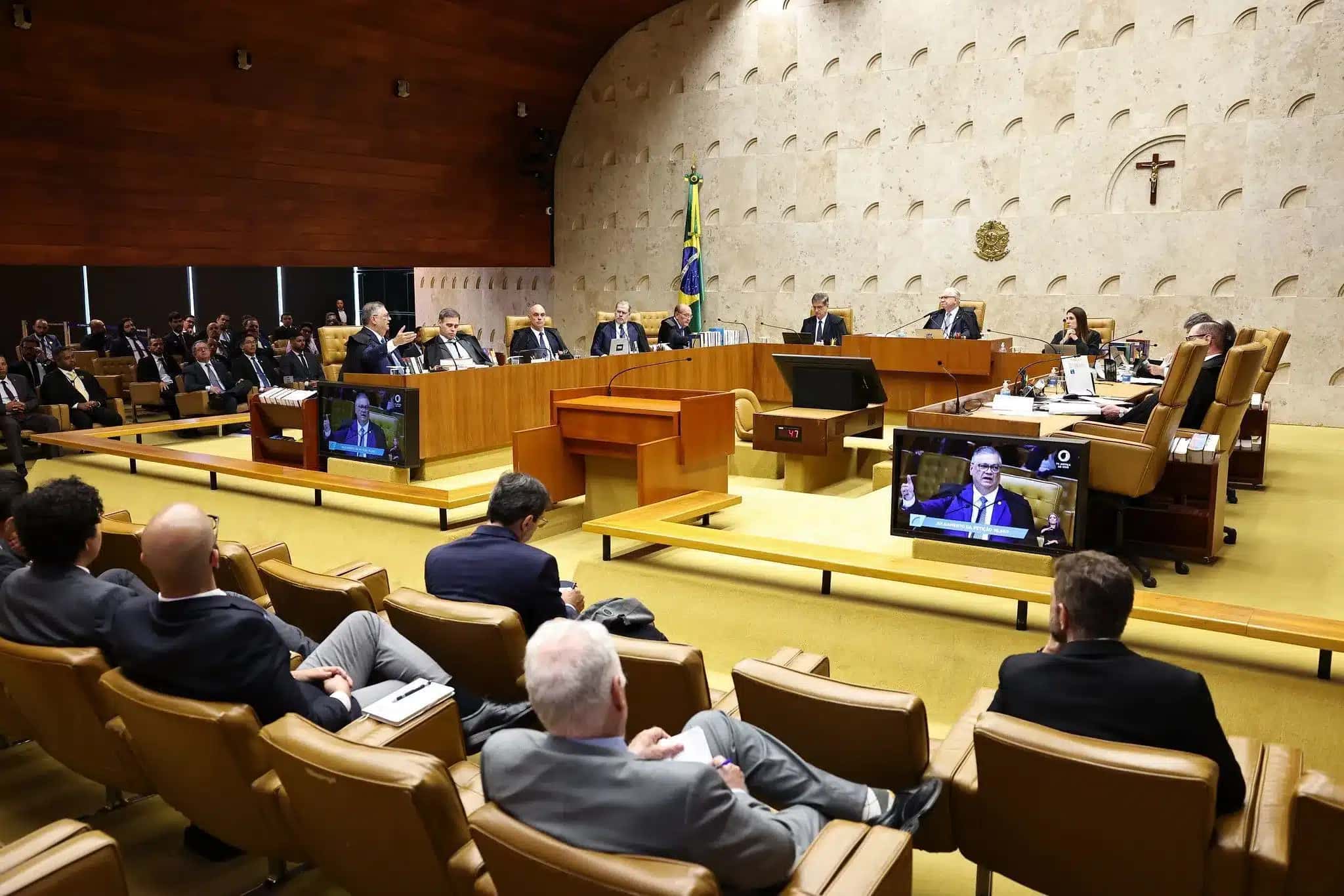 Ministros no plenário do STF durante sessão que analisa relatório da PF sobre mensagens entre Moraes e Vorcaro