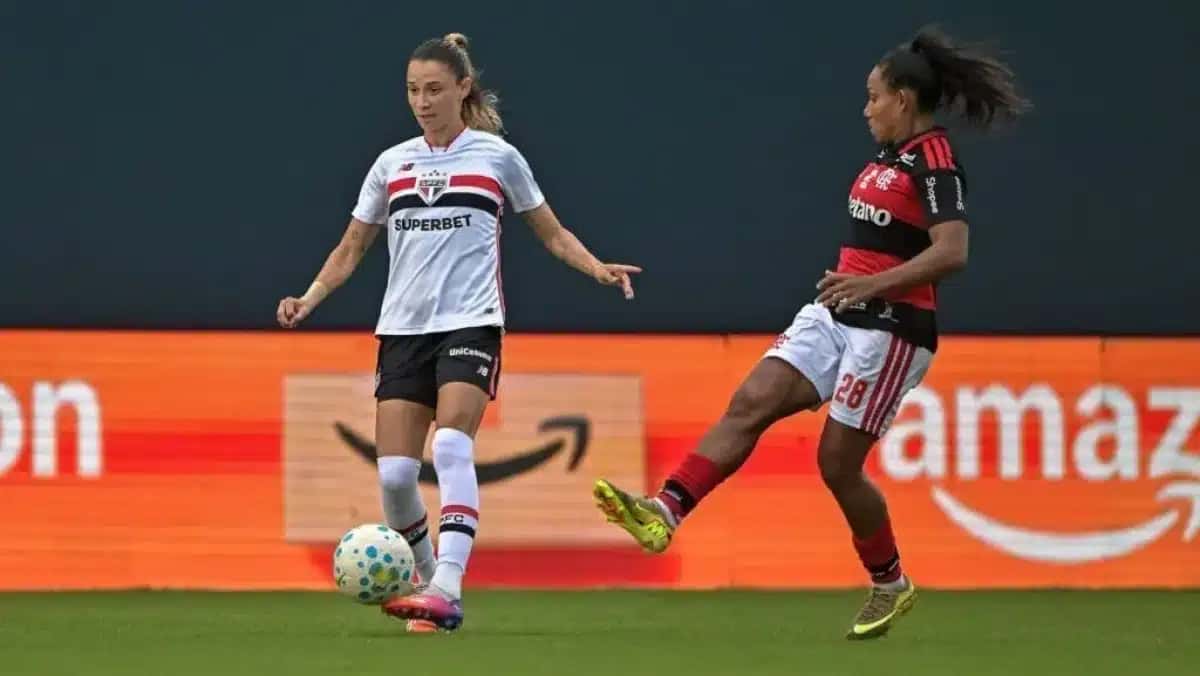 Jogadoras de Flamengo e São Paulo em ação pelo jogo de ida do Brasileirão Feminino