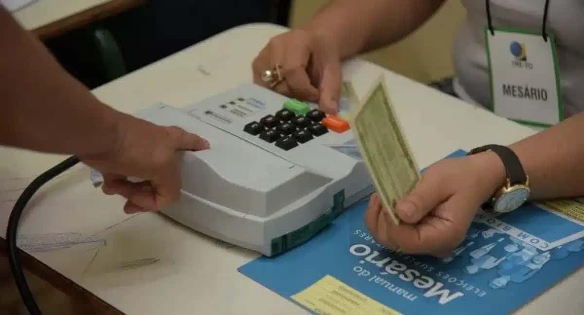Mesários têm funções importantes como emitir o relatório comprobatório de que nenhum candidato foi votado antes do início das eleições